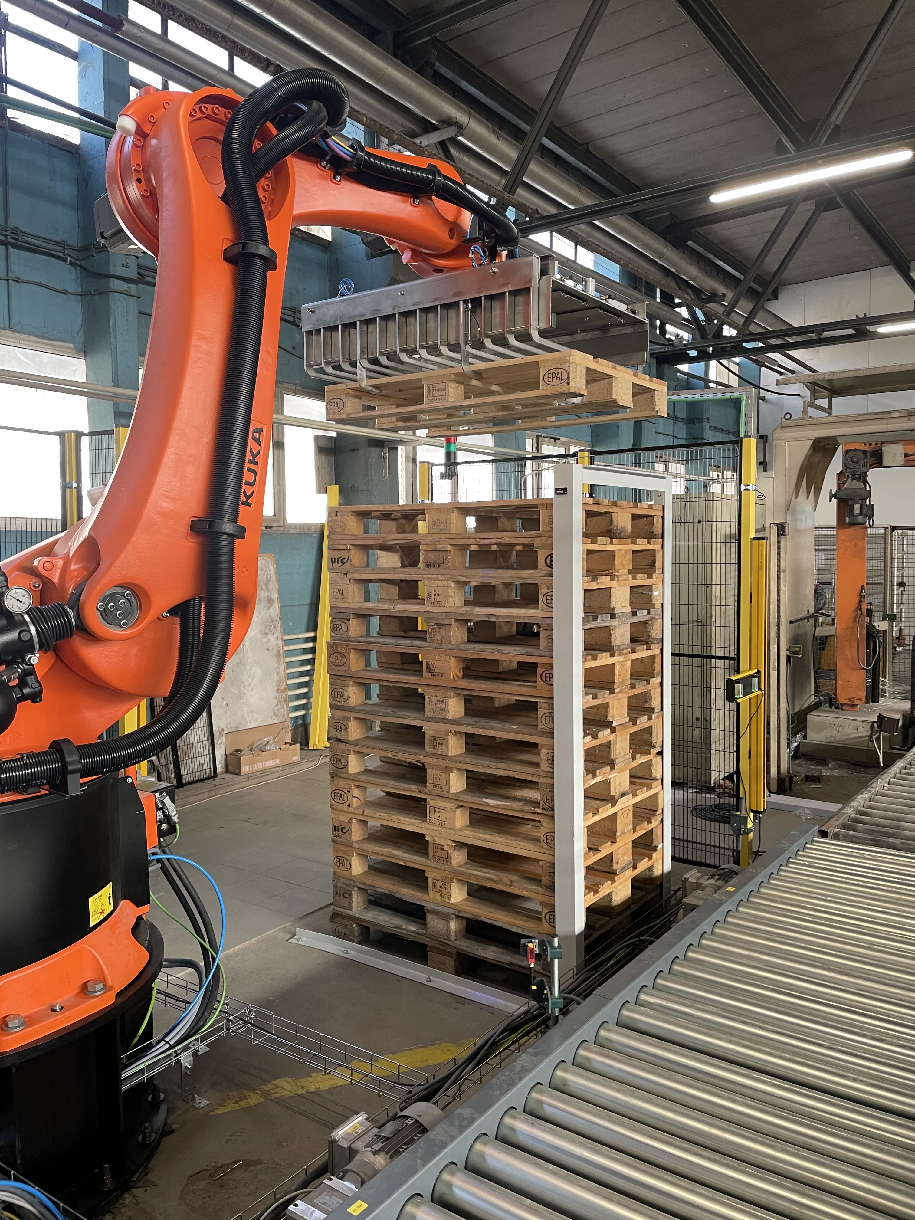 Brazo robótico colocando cajas en palet